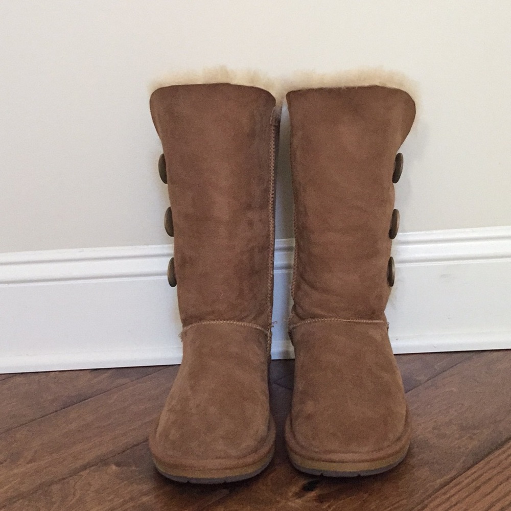 UGG Triple Button Bailey Boots Like New - Tan